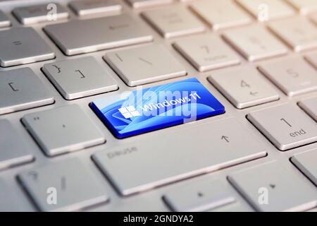 23. Juni 2021. Barnaul, Russland. Taste mit dem Logo Windows 11 auf der grauen Tastatur eines modernen Laptops. Stockfoto