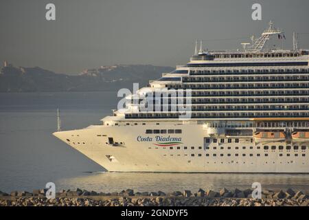 Marseille, Frankreich. September 2021. Nahaufnahme des in Marseille ankommenden Kreuzfahrtschiffs „Costa Diadema“. Der Linienschiff „Costa Diadema“ kommt im französischen Mittelmeerhafen Marseille an. (Foto von Gerard Bottino/SOPA Images/Sipa USA) Quelle: SIPA USA/Alamy Live News Stockfoto