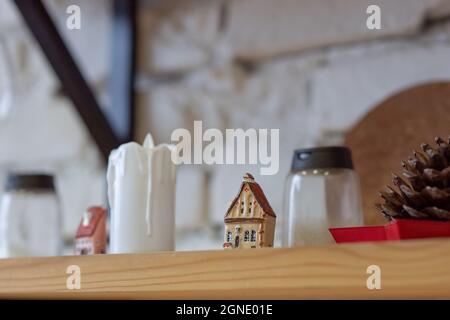Küchenregal aus Holz mit weihnachtlichen Keramikfiguren Stockfoto