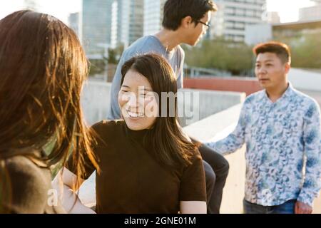 Eine Gruppe asiatischer Freunde, die auf der Straße sprechen Stockfoto