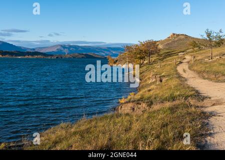 Blick auf die kleine Meerenge am Baikalsee am Herbsttag, Joy Bay Stockfoto