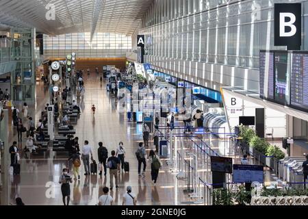 Tokio, Japan. September 2021. Eine allgemeine Ansicht des Haneda Airport Terminal 2.nach dem Ende der Olympischen und Paralympischen Spiele 2020 in Tokio kehrte der Haneda Airport in seinen ruhigen Zustand zurück, während der Ausnahmezustand in Tokio weiter anhält.Quelle: SOPA Images Limited/Alamy Live News Stockfoto