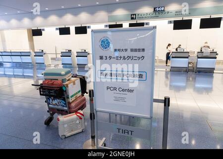 Tokio, Japan. September 2021. PCR-Testzentrum am Haneda Airport Terminal 3.nach dem Ende der Olympischen und Paralympischen Spiele 2020 in Tokio kehrte der Haneda Airport in seinen ruhigen Zustand zurück, während der Ausnahmezustand in Tokio weiter anhält.Quelle: SOPA Images Limited/Alamy Live News Stockfoto