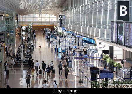 Tokio, Japan. September 2021. Ein Überblick über den Haneda Airport Terminal 2.nach dem Ende der Olympischen und Paralympischen Spiele 2020 in Tokio kehrte der Haneda Airport in seinen ruhigen Zustand zurück, während der Ausnahmezustand in Tokio weiter anhält (Foto: Stanislav Kogiku/SOPA Images/Sipa USA) Quelle: SIPA USA/Alamy Live News Stockfoto