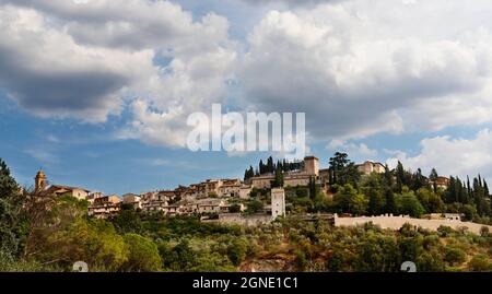 Landschaft von Spello in Umbrien -italien- auf dem Berg Subasio , schöne alte mittelalterliche ummauerte Stadt Stockfoto