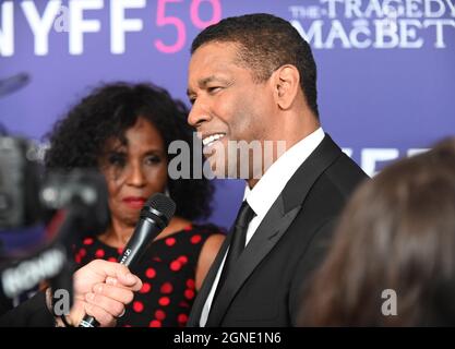 New York, USA. September 2021. Denzel und Pauletta Washington auf dem roten Teppich bei der Premiere von „The Tragedy of Macbeth“ bei der 59. Eröffnungsnacht des New York Film Festival in der Alice Tully Hall in New York City am Freitag, 24. September 2021. Foto von Louis Lanzano/UPI Credit: UPI/Alamy Live News Stockfoto