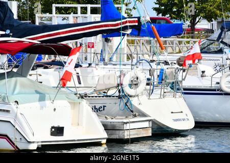 Verschiedene Boote liegen im Marina Park, am Lake Superior, in Thunder Bay, Ontario, Kanada, An einem heißen Sommertag. Stockfoto