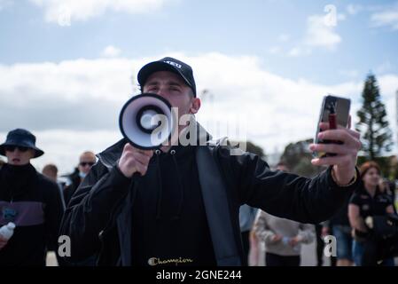 Melbourne, Australien. September 2021. 25. September 2021, Melbourne, Australien. Ein Protestler hält ein Megaphon bei einer versuchten „Millionen marschieren für die Freiheit“-Kundgebung ab. Kredit: Jay Kogler/Alamy Live Nachrichten Gutschrift: Jay Kogler/Alamy Live Nachrichten Stockfoto