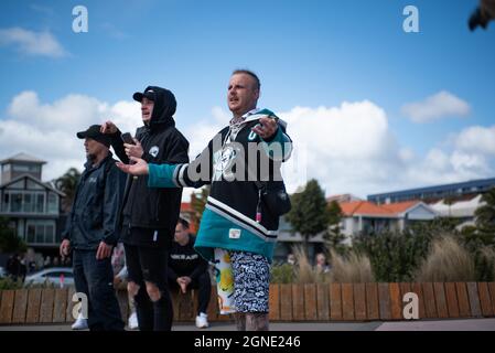 Melbourne, Australien. September 2021. 25. September 2021, Melbourne, Australien. Drei Demonstranten versuchen, die Polizei zu einem friedlichen Marsch mit den Demonstranten zu bringen. Kredit: Jay Kogler/Alamy Live Nachrichten Gutschrift: Jay Kogler/Alamy Live Nachrichten Stockfoto