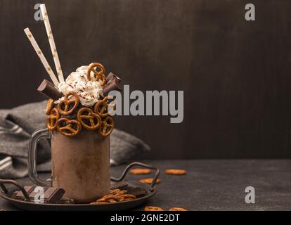 Vorderansicht Schokoladenmilchshake mit Brezeln aus Trinkhalmen. Hohe Qualität und Auflösung schönes Fotokonzept Stockfoto