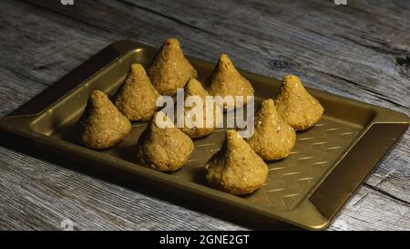 Modak ist eine indische Süßigkeit. Sie kann gebraten oder nicht gebraten werden. Modak hat verschiedene Sorten Stockfoto