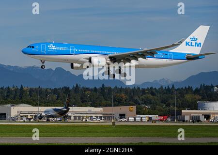 Richmond, British Columbia, Kanada. September 2021. Ein KLM Royal Dutch Airlines Airbus A330-200 (PH-AOD) landet auf dem internationalen Flughafen Vancouver. (Bild: © Bayne Stanley/ZUMA Press Wire) Bild: ZUMA Press, Inc./Alamy Live News Stockfoto