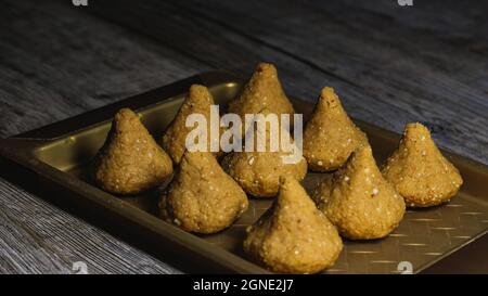 Modak ist eine indische Süßigkeit. Sie kann gebraten oder nicht gebraten werden. Modak hat verschiedene Sorten Stockfoto