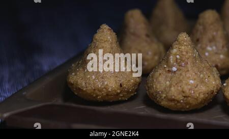 Modak ist eine indische Süßigkeit. Sie kann gebraten oder nicht gebraten werden. Modak hat verschiedene Sorten Stockfoto