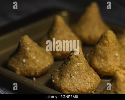 Modak ist eine indische Süßigkeit. Sie kann gebraten oder nicht gebraten werden. Modak hat verschiedene Sorten Stockfoto