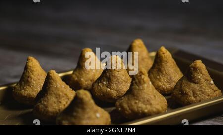 Modak ist eine indische Süßigkeit. Sie kann gebraten oder nicht gebraten werden. Modak hat verschiedene Sorten Stockfoto