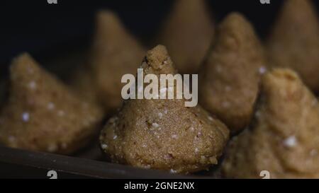 Modak ist eine indische Süßigkeit. Sie kann gebraten oder nicht gebraten werden. Modak hat verschiedene Sorten Stockfoto