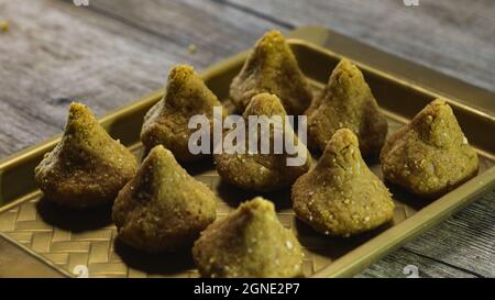 Modak ist eine indische Süßigkeit. Sie kann gebraten oder nicht gebraten werden. Modak hat verschiedene Sorten Stockfoto