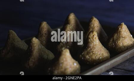 Modak ist eine indische Süßigkeit. Sie kann gebraten oder nicht gebraten werden. Modak hat verschiedene Sorten Stockfoto