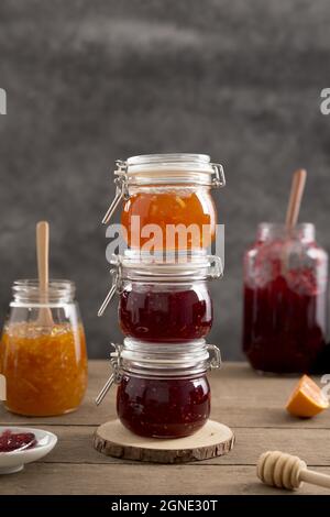 Frische, saftige, hausgemachte Marmelade. Hohe Qualität und Auflösung schönes Fotokonzept Stockfoto