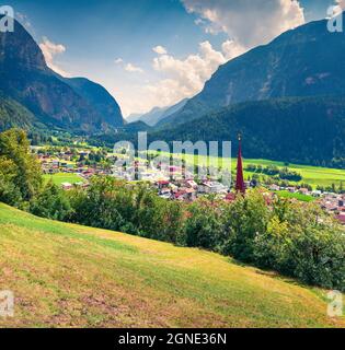 Blick aus der Vogelperspektive auf das Dorf Oetz und die Kirche des Heiligen Georg. Farbenfrohe Sommerszene in den westlichen österreichischen Alpen, im Innsbruck-Land, im Bundesland Tirol, Österreich Stockfoto