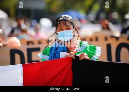 Mexiko, Mexiko. September 2021. Während eines Protestes gegen die Gewalt gegen EZLN in Mexiko wird ein junger Demonstranten der Otomi-Gemeinschaft im Widerstand und Aufstand mit einer Flagge gesehen. Die Zapatistische Armee der Nationalen Befreiung (EZLN) rief aufgrund der politischen Lage in Chiapas zu einem marsch auf, da sie die Entführung von zwei Mitgliedern der Delegation, die angeblich vom Gouverneur von Chiapas Rutilio Escandon Cadenas nach Europa reisen würde, anprangerten. Kredit: SOPA Images Limited/Alamy Live Nachrichten Stockfoto