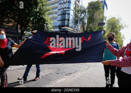 Mexiko, Mexiko. September 2021. Zapatistische Demonstranten halten während eines Protestes gegen die Gewalt gegen EZLN in Mexiko ein Transparent. Die Zapatistische Armee der Nationalen Befreiung (EZLN) rief aufgrund der politischen Lage in Chiapas zu einem marsch auf, da sie die Entführung von zwei Mitgliedern der Delegation, die angeblich vom Gouverneur von Chiapas Rutilio Escandon Cadenas nach Europa reisen würde, anprangerten. Kredit: SOPA Images Limited/Alamy Live Nachrichten Stockfoto