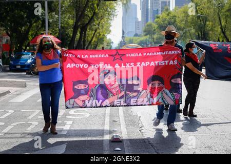 Mexiko, Mexiko. September 2021. Zapatistische Demonstranten halten während eines Protestes gegen die Gewalt gegen EZLN in Mexiko ein Transparent. Die Zapatistische Armee der Nationalen Befreiung (EZLN) rief aufgrund der politischen Lage in Chiapas zu einem marsch auf, da sie die Entführung von zwei Mitgliedern der Delegation, die angeblich vom Gouverneur von Chiapas Rutilio Escandon Cadenas nach Europa reisen würde, anprangerten. Kredit: SOPA Images Limited/Alamy Live Nachrichten Stockfoto