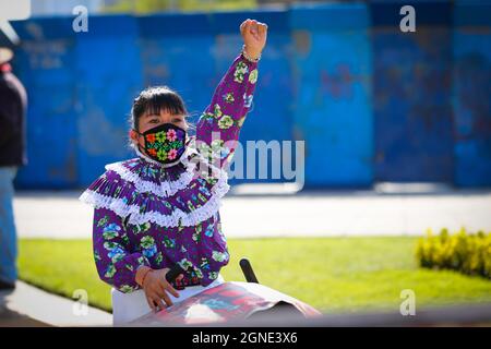 Mexiko, Mexiko. September 2021. Ein Demonstrator hebt die Faust während eines Protestes gegen die Gewalt gegen EZLN in Mexiko. Die Zapatistische Armee der Nationalen Befreiung (EZLN) rief aufgrund der politischen Lage in Chiapas zu einem marsch auf, da sie die Entführung von zwei Mitgliedern der Delegation, die angeblich vom Gouverneur von Chiapas Rutilio Escandon Cadenas nach Europa reisen würde, anprangerten. Kredit: SOPA Images Limited/Alamy Live Nachrichten Stockfoto