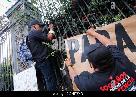 Mexiko, Mexiko. September 2021. Zapatistische Demonstranten haben vor der Secretaria de Gobernaci während eines Protestes gegen die Gewalt gegen die EZLN in Mexiko ein Schild aufgesetzt. Die Zapatistische Armee der Nationalen Befreiung (EZLN) rief aufgrund der politischen Lage in Chiapas zu einem marsch auf, da sie die Entführung von zwei Mitgliedern der Delegation, die angeblich vom Gouverneur von Chiapas Rutilio Escandon Cadenas nach Europa reisen würde, anprangerten. Kredit: SOPA Images Limited/Alamy Live Nachrichten Stockfoto