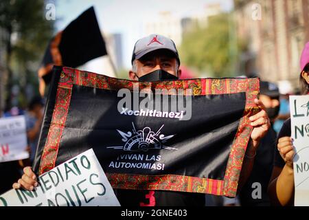 Mexiko, Mexiko. September 2021. Ein zapatistischer Demonstrator hält während eines Protestes gegen die Gewalt gegen EZLN in Mexiko ein Banner hoch. Die Zapatistische Armee der Nationalen Befreiung (EZLN) rief aufgrund der politischen Lage in Chiapas zu einem marsch auf, da sie die Entführung von zwei Mitgliedern der Delegation, die angeblich vom Gouverneur von Chiapas Rutilio Escandon Cadenas nach Europa reisen würde, anprangerten. Kredit: SOPA Images Limited/Alamy Live Nachrichten Stockfoto