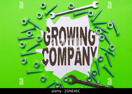 Inspiration mit Zeichen Growing Company. Das Wort, das auf geschrieben wurde, generiert erhebliche positive Cashflows oder Gewinne Ideen zur Verbesserung des Workshops Stockfoto