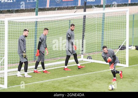 Paris, Frankreich. September 2021. Von links nach rechts: Alexandre Letellier, Denis Franchi, Gianluigi Donnarumma (L.), Torhüter der Nationalmannschaft Italiens, und Sergio Rico, alle Torhüter des Paris Saint Germain, während eines für die Presse geöffneten Trainings im Ooredoo-Trainingszentrum in Saint-Germain-en-Laye, Frankreich, 24. September 2021. Foto von Daniel Derajinski/ABACAPRESS.COM. Quelle: Abaca Press/Alamy Live News Stockfoto
