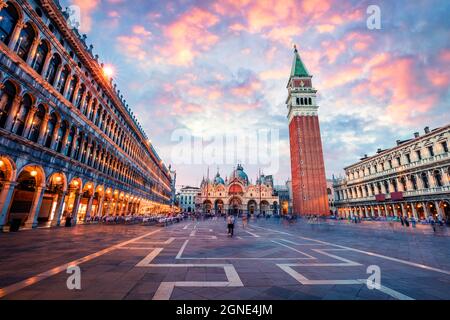 Fantastisches sanset am Markusplatz mit Campanile und Markusdom. Bunte abendliche Stadtansicht von Venedig, Italien, Europa. Reisekonzept Stockfoto