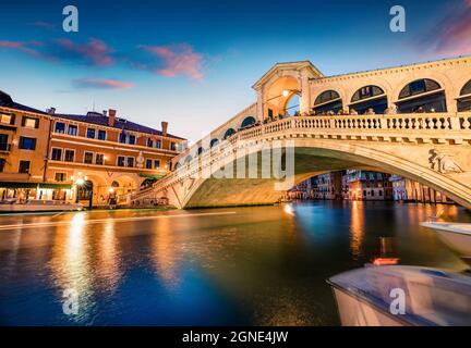 Beeindruckender Sonnenuntergang auf dem berühmten Canal Grande. Farbenfrohe Frühlingsansicht der Rialtobrücke. Malerisches Abendstadtbild von Venedig, Italien, Europa. Reisen CO Stockfoto