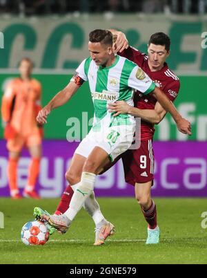 Fürth, Deutschland. September 2021. Robert Lewandowski (R) von Bayern München spielt mit Paul Seguin von Fürth während eines Bundesliga-Spiels zwischen der SpVgg Greuther Fürth und Bayern München am 24. September 2021 in Fürth. Quelle: Philippe Ruiz/Xinhua/Alamy Live News Stockfoto