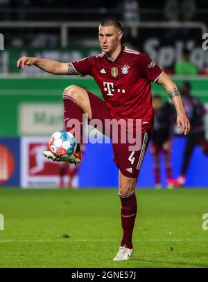 Fürth, Deutschland. September 2021. Niklas Suele von Bayern München kontrolliert den Ball bei einem Bundesliga-Spiel zwischen der SpVgg Greuther Fürth und Bayern München am 24. September 2021 in Fürth. Quelle: Philippe Ruiz/Xinhua/Alamy Live News Stockfoto