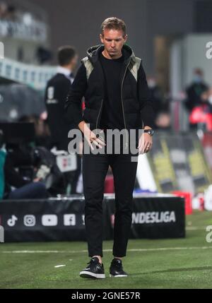 Fürth, Deutschland. September 2021. Cheftrainer Julian Nagelsmann von Bayern München reagiert am 24. September 2021 bei einem Bundesliga-Spiel zwischen der SpVgg Greuther Fürth und dem Bayern München in Fürth. Quelle: Philippe Ruiz/Xinhua/Alamy Live News Stockfoto