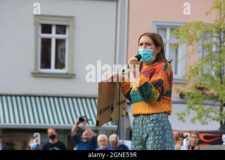 Coburg, Deutschland. September 2016. Ein Protestierender im Gespräch mit Kollegen während der Demonstration.Im Rahmen des weltweiten Klimastreiks Fand In Coburg eine Freitags-Veranstaltung für die Zukunft statt. Demonstranten marschierten vom Hauptbahnhof auf einen Platz im Stadtzentrum und forderten weitere und schnellere Maßnahmen gegen die Probleme des Klimawandels. Kredit: SOPA Images Limited/Alamy Live Nachrichten Stockfoto