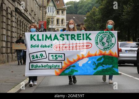 Coburg, Deutschland. September 2016. Während der Demonstration marschierten die Demonstranten mit einem riesigen Transparent, das ihre Meinung zum Ausdruck brachte.Im Rahmen des weltweiten Klimastreiks fand In Coburg eine Veranstaltung für die Zukunft am Freitag statt. Demonstranten marschierten vom Hauptbahnhof auf einen Platz im Stadtzentrum und forderten weitere und schnellere Maßnahmen gegen die Probleme des Klimawandels. Kredit: SOPA Images Limited/Alamy Live Nachrichten Stockfoto