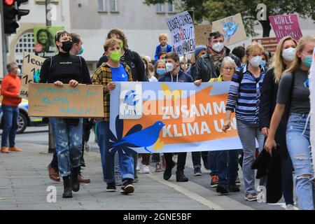 Coburg, Deutschland. September 2016. Während der Demonstration marschierten die Demonstranten mit Plakaten und Transparenten, die ihre Meinung zum Ausdruck brachten.Im Rahmen des weltweiten Klimastreiks fand In Coburg eine Veranstaltung für die Zukunft am Freitag statt. Demonstranten marschierten vom Hauptbahnhof auf einen Platz im Stadtzentrum und forderten weitere und schnellere Maßnahmen gegen die Probleme des Klimawandels. (Foto: Liam Cleary/SOPA Images/Sipa USA) Quelle: SIPA USA/Alamy Live News Stockfoto