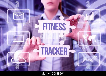 Schreiben Anzeige Text Fitness Tracker. Business-Ansatz-Gerät, das eine Person tägliche körperliche Aktivität registriert Business Woman Holding Puzzle Stockfoto