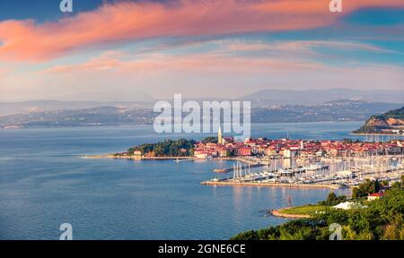 Luftaufnahme der alten Fischerstadt Izola. Beeindruckender Frühlingsuntergang in Slowenien, Europa. Wunderschöne Meereslandschaft Adria. Hintergrund des Reisekonzepts. Stockfoto