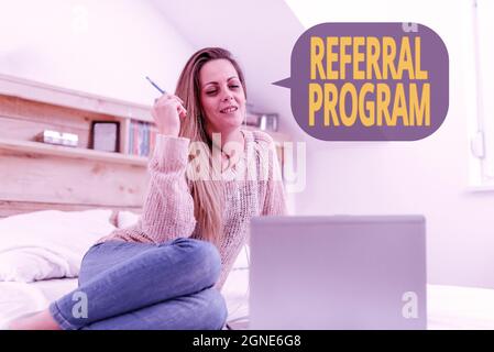 Schreiben mit Text Referral Program. Business Showcase Mitarbeiter werden für die Einführung geeigneter Rekruten Casual Internet Surfing, Student belohnt Stockfoto