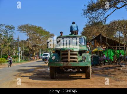 Bagan, Myanmar - 4. Februar 2017. Bewässerungswagen auf der Straße von Bagan, Myanmar. Bagan ist ein berühmtes Touristenziel in Myanmar, das durch staubige gekennzeichnet ist Stockfoto