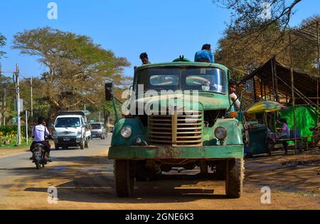 Bagan, Myanmar - 4. Februar 2017. Bewässerungswagen auf der Straße von Bagan, Myanmar. Bagan ist ein berühmtes Touristenziel in Myanmar, das durch staubige gekennzeichnet ist Stockfoto