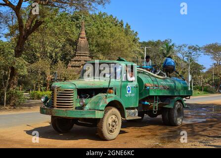 Bagan, Myanmar - 4. Februar 2017. Bewässerungswagen auf der Straße von Bagan, Myanmar. Bagan ist ein berühmtes Touristenziel in Myanmar, das durch staubige gekennzeichnet ist Stockfoto