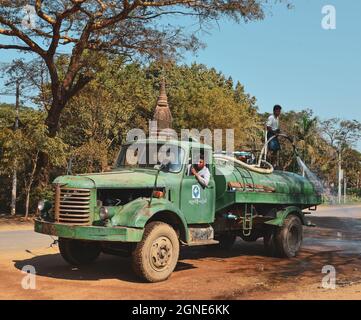 Bagan, Myanmar - 4. Februar 2017. Bewässerungswagen auf der Straße von Bagan, Myanmar. Bagan ist ein berühmtes Touristenziel in Myanmar, das durch staubige gekennzeichnet ist Stockfoto