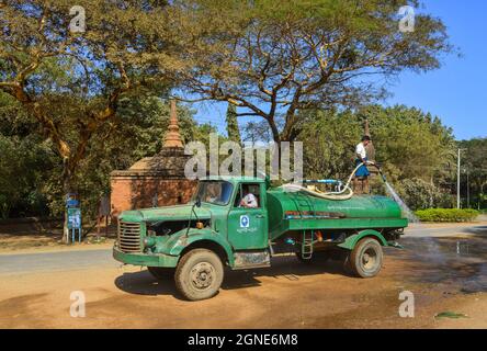 Bagan, Myanmar - 4. Februar 2017. Bewässerungswagen auf der Straße von Bagan, Myanmar. Bagan ist ein berühmtes Touristenziel in Myanmar, das durch staubige gekennzeichnet ist Stockfoto