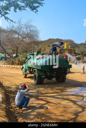 Bagan, Myanmar - 4. Februar 2017. Bewässerungswagen auf der Straße von Bagan, Myanmar. Bagan ist ein berühmtes Touristenziel in Myanmar, das durch staubige gekennzeichnet ist Stockfoto